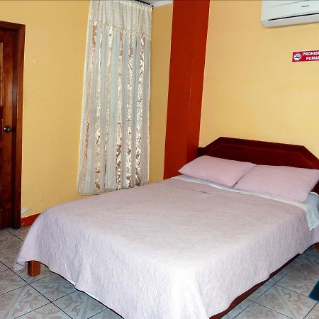 Hostal Leon Dormido プエルト・バケリソ・モレノ エクステリア 写真