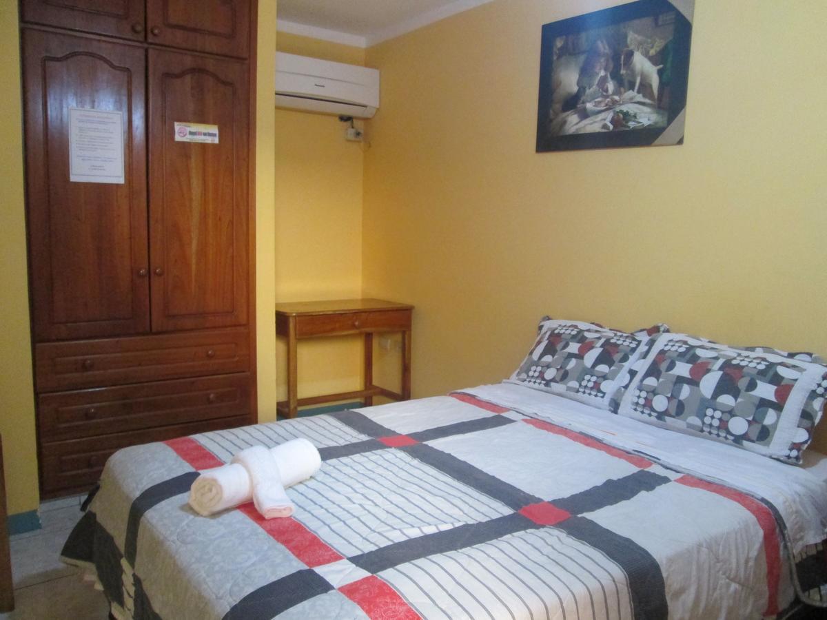 Hostal Leon Dormido プエルト・バケリソ・モレノ エクステリア 写真