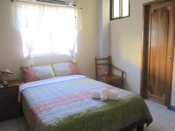 Hostal Leon Dormido プエルト・バケリソ・モレノ エクステリア 写真