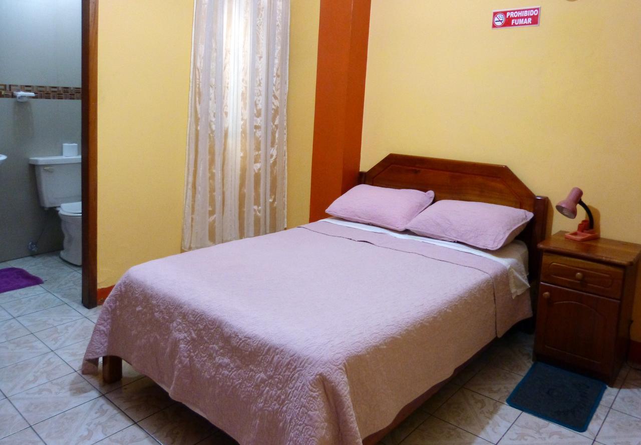 Hostal Leon Dormido プエルト・バケリソ・モレノ エクステリア 写真